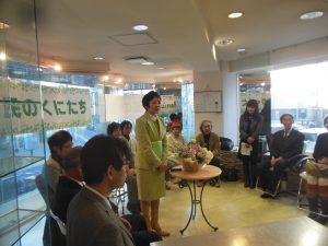 事務所開きであいさつする小川市長候補（中央）＝東京都国立市