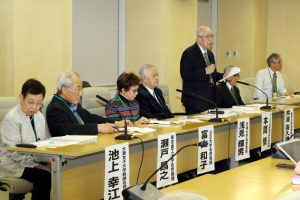 記者会見する各氏＝21日、東京都庁