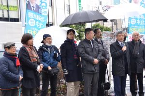 成人の日宣伝を行うそねはじめ都議（右から２人目）と北区議団ら＝９日、東京都北区