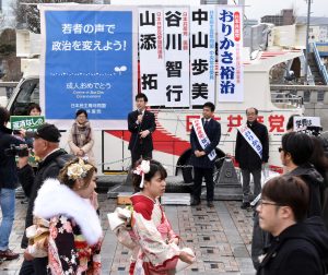 党と民青の成人の日宣伝で訴える山添拓参院議員（奥中央）＝９日、東京都渋谷区