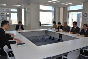 五輪経費の透明化を求めて組織委員会に申し入れる都議団の（右端から左へ）植木、徳留、吉田、あぜ上、里吉の各氏＝16日、都庁