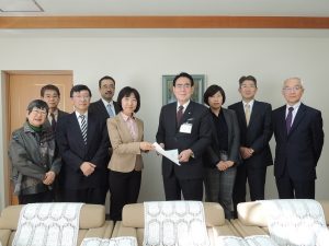 花川区長（右から４人目）に要請書を手わたす、日本共産党北区議団＝６日、東京都北区