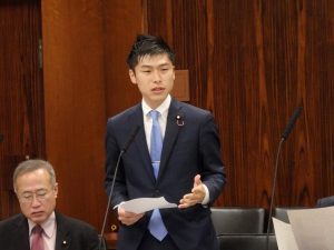 質問する山添拓議員＝１８日、参院法務委