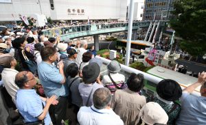 志位和夫委員長の訴えを聞く人たち＝28日、東京・北千住駅西口