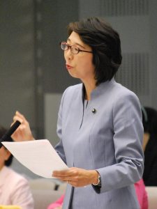 質問する里吉ゆみ都議＝5日、都議会文教委員会