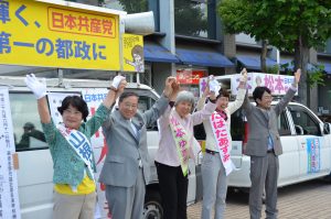 声援にこたえる（左から）山根、植木、松本、たばた、西村の各氏＝8日、東京都あきる野市