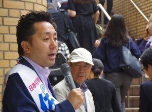 「共謀罪」法を強行した自公に都議選で審判をと訴える佐藤伸候補＝15日、東京都大田区