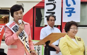 演説する星見予定候補（左）と高橋ちづ子衆議院議員（右）、菊池誠一昭和女子大学教授（中央）＝16日、東京都目黒区