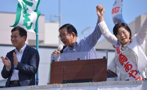 尾崎都議（右）の必勝を訴える志位委員長（中央）。左は宮本衆院議員＝17日、東京都東村山市