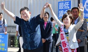 声援に応える小池晃書記局長（左）と米倉春奈都議（右）＝17日、東京都豊島区