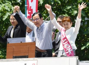 ・2017年6月24日付　1面 声援に応える（右から）大山、志位、野沢の各氏＝23日、東京・新宿駅西口