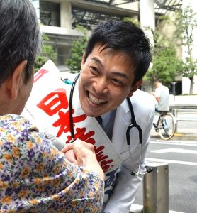 谷川智行：長崎県出身。香川医科大（現・香川大）医学部卒。中野共立病院などで勤務。46歳。