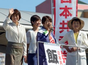 車上から訴える飯田みやこ東京24区・比例候補(中央)と田村智子副委員長（9日付しんぶん赤旗13面より）