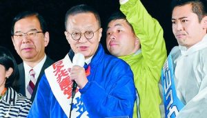 志位委員長（左）とともに訴える笠井亮比例候補と（右へ）香西かつ介・東京3区候補、青山コウヘイ・東京4区候補