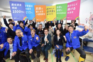支援者と健闘を称えあい、捲土重来を誓う池内さん