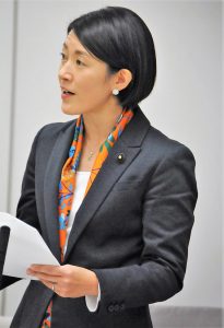 都議会厚生委で質問する藤田りょうこ都議