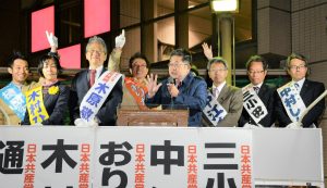 (左から)樋口まこと候補、木村ひでこ候補、木原敬一区長候補、おりかさ明実候補、全員の勝利を訴える小池晃・書記局長、中江秀夫候補、三小田准一候補、中村しんご候補