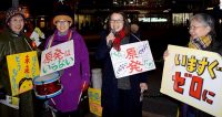 「原発いらない行動・日野」で訴える（右から2番目）岡田じゅん子・日野市議候補、ちかざわ美樹・日野市議＝15日、日野市