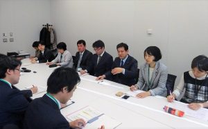 外環道問題で国交省をただす宮本氏（右から3人目）ら＝11日、衆院第１議員会館