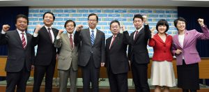 （左から）仁比、山下、井上、志位、小池、しいば、梅村、紙の各氏＝27日、党本部