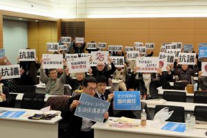 生活保護切り下げに反対し声をあげる参加者＝19日、国会内