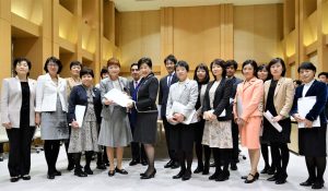 小池知事に予算要望書を手渡す共産党都議団＝20日、都庁