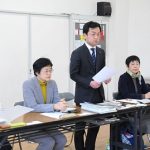 記者会見する党日野市議団＝15日、東京都日野市