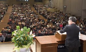 小池書記局長の演説を聞く人たち＝16日、東京都町田市