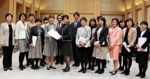 小池知事に予算要望書を手渡す共産党都議団＝2017年12月20日、都庁