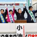 全員当選を訴える小池晃書記局長と市議候補の５氏＝15日、東京都日野市