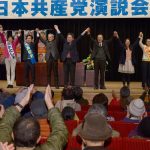 聴衆の声援に応える小池書記局長（中央）、応援弁士と市議予定候補の５氏＝３日、東京都日野市