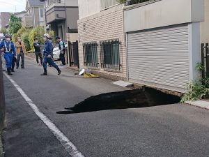 住宅街の道路陥没 地下で外環道トンネル工事 日本共産党東京都委員会
