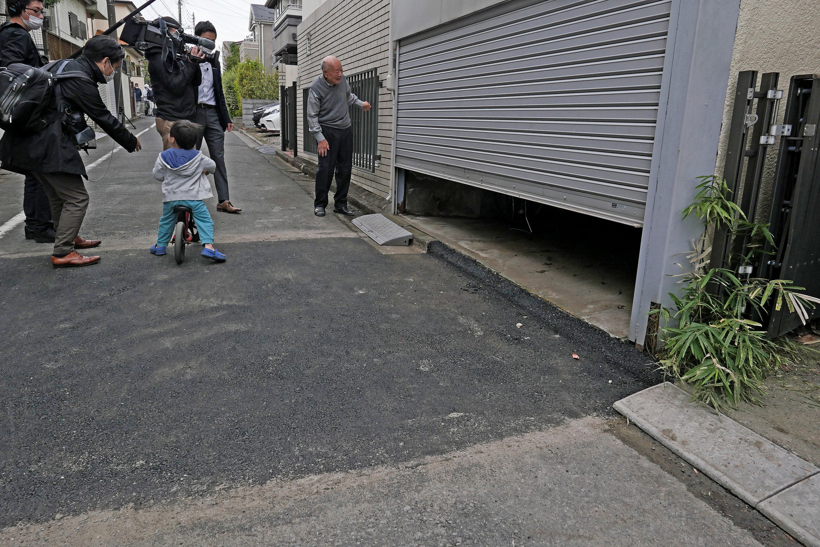 道路陥没 現場は子どもの遊び場 掘削続行は不安 住民の声 日本共産党東京都委員会