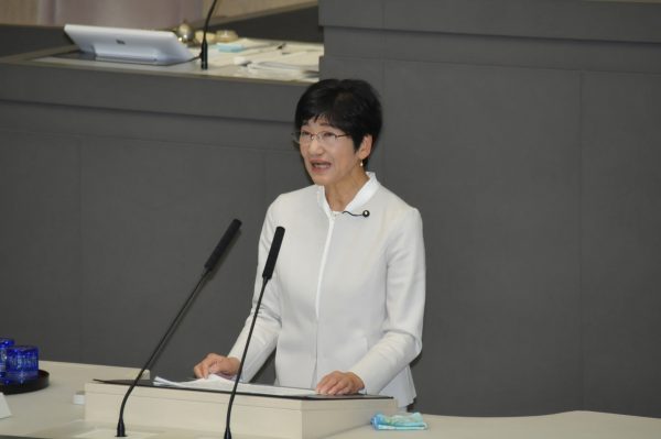 (写真)一般質問に立つ田中とも子都議=27日、都議会本会議