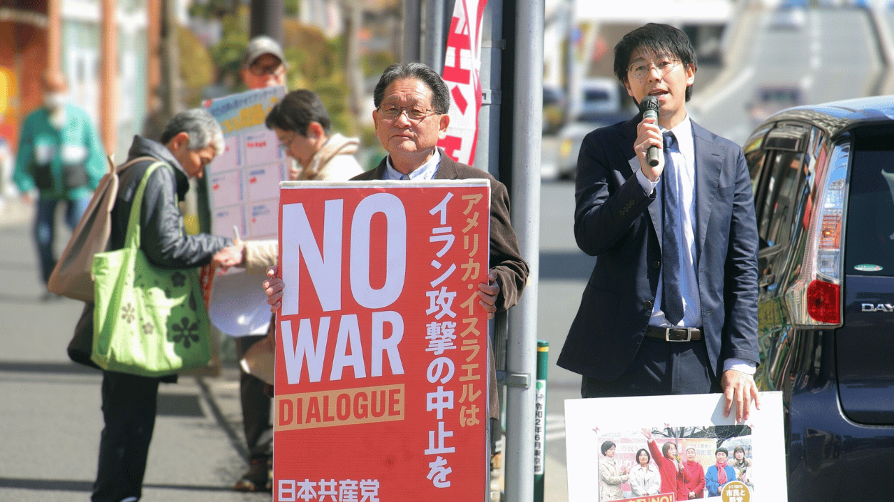 アメリカは直ちにイラン攻撃をやめよと訴える小堤地区委員長（右）と、すがや区議（その左）や党と後援会の人たち＝15日、東京都江東区（しんぶん赤旗提供）